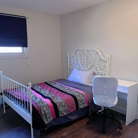 Calgary-Banff House Close Lrt&Dt&Free Parking Apartamento Exterior foto