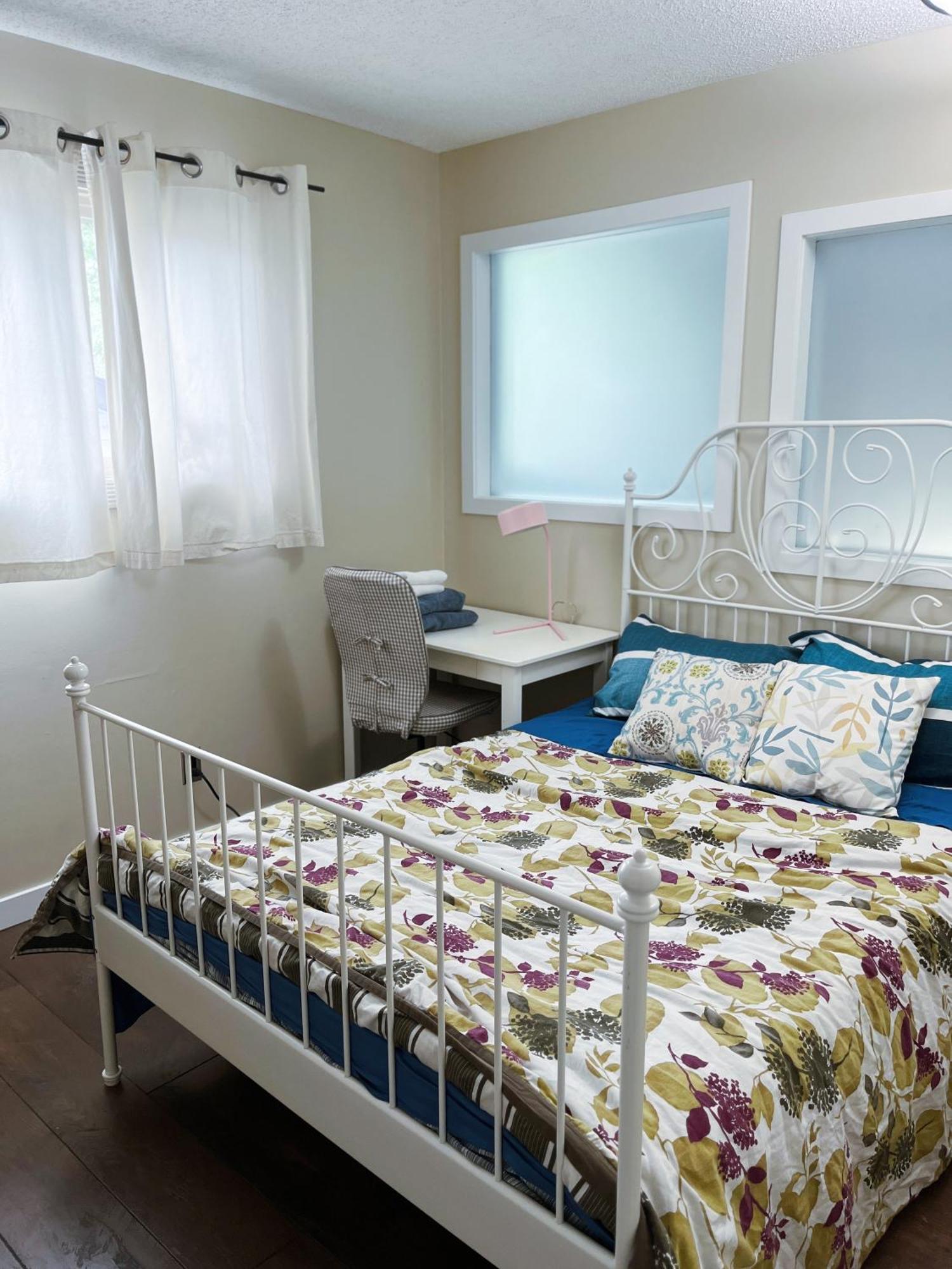 Calgary-Banff House Close Lrt&Dt&Free Parking Apartamento Exterior foto