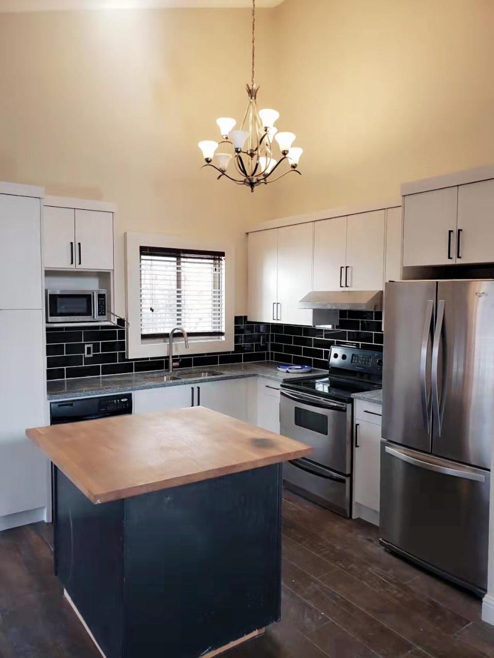 Calgary-Banff House Close Lrt&Dt&Free Parking Apartamento Exterior foto