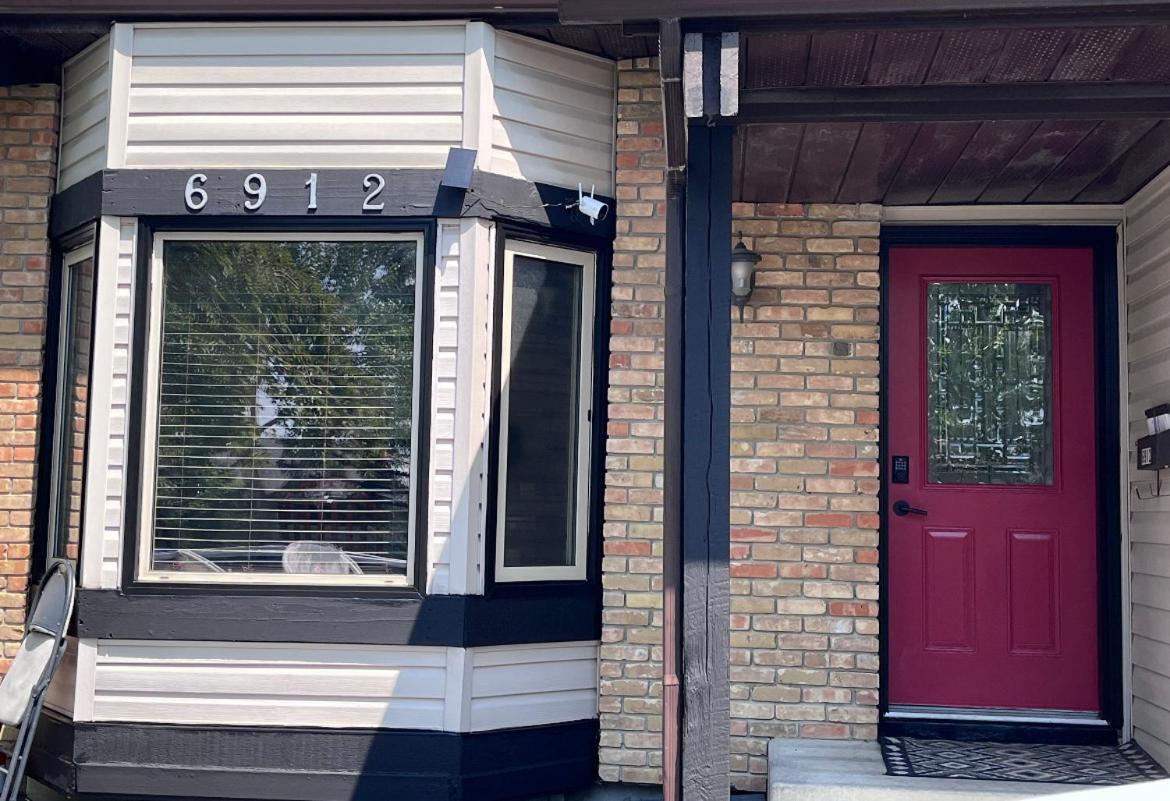 Calgary-Banff House Close Lrt&Dt&Free Parking Apartamento Exterior foto