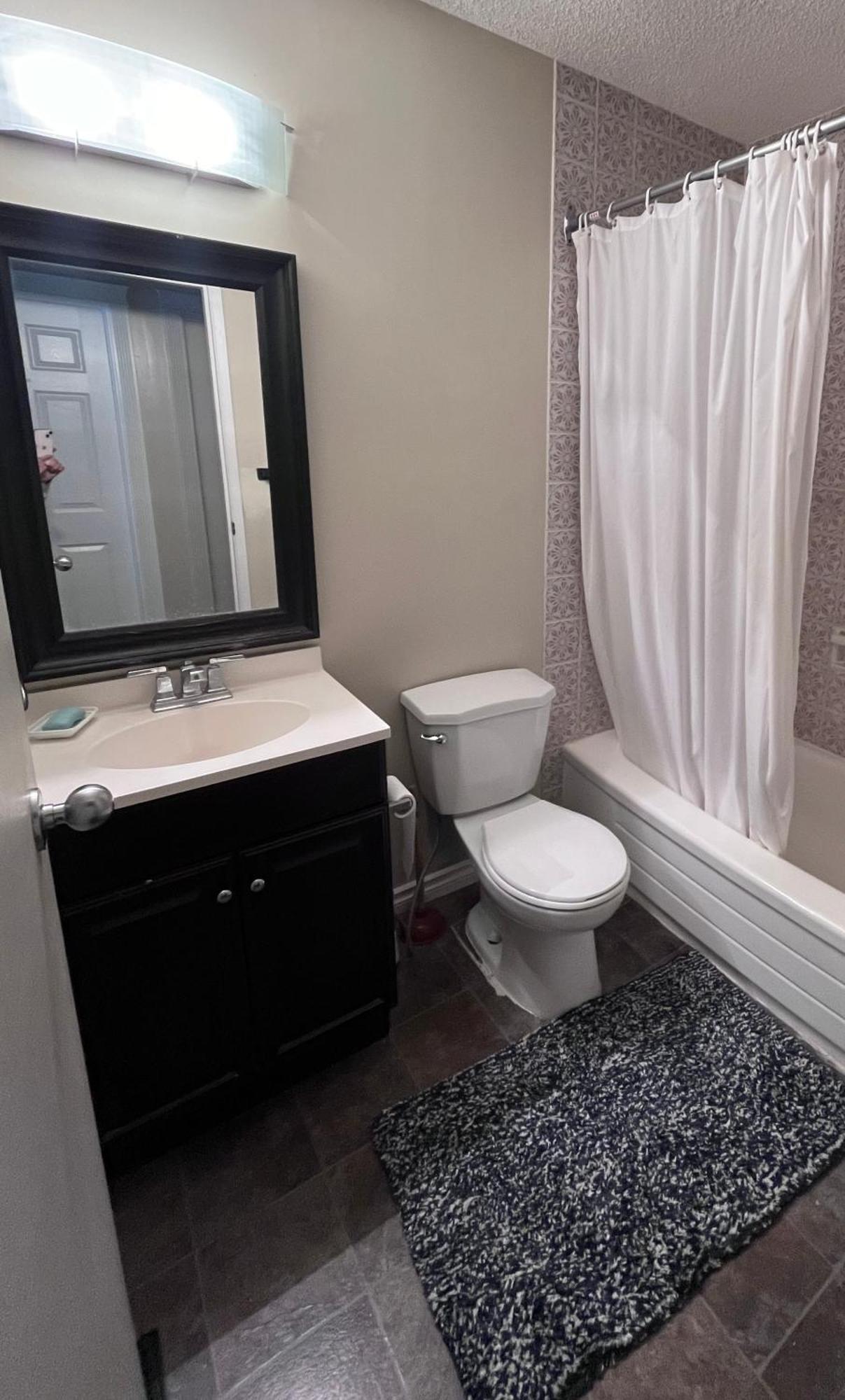 Calgary-Banff House Close Lrt&Dt&Free Parking Apartamento Exterior foto