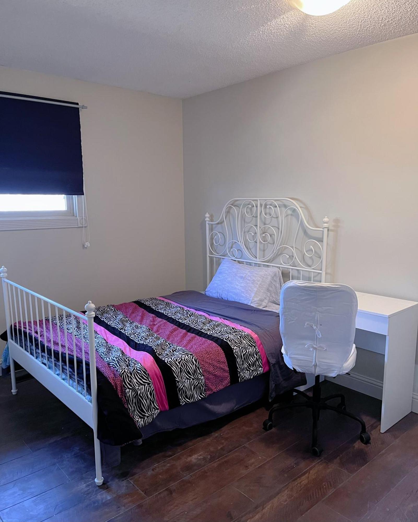 Calgary-Banff House Close Lrt&Dt&Free Parking Apartamento Exterior foto