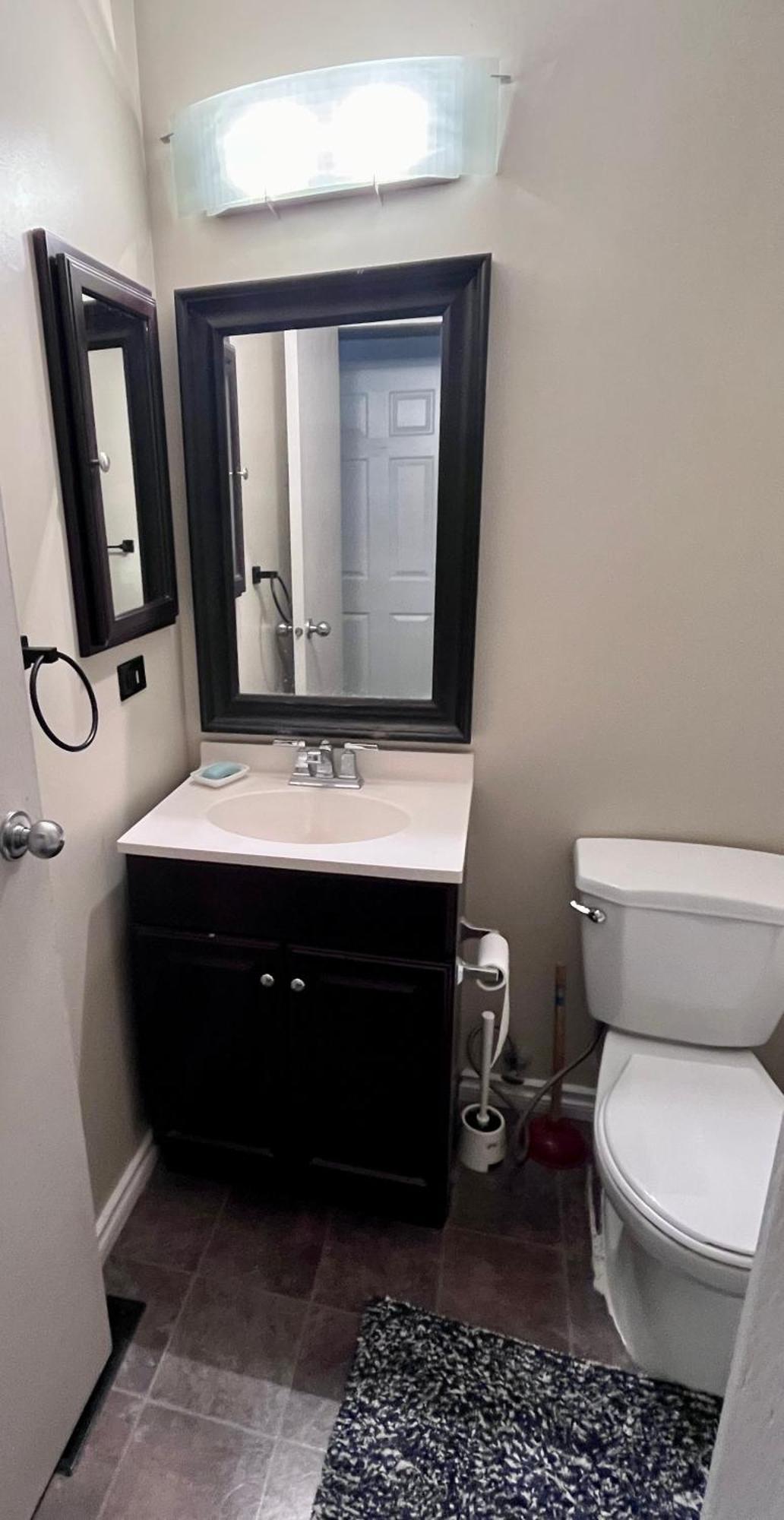 Calgary-Banff House Close Lrt&Dt&Free Parking Apartamento Exterior foto